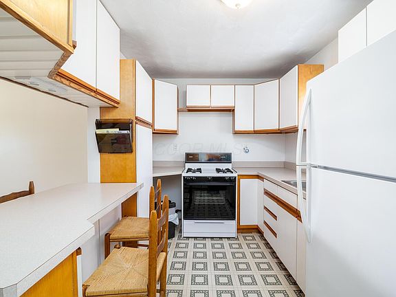 2nd image of 581 E Main St