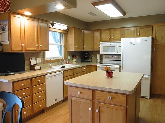 2nd image of 725 Parkview Ln