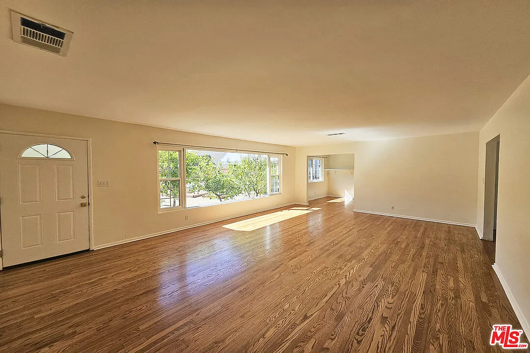3 bed, 2.0 bath, 1418 sqft, $4,950 — Photo 3