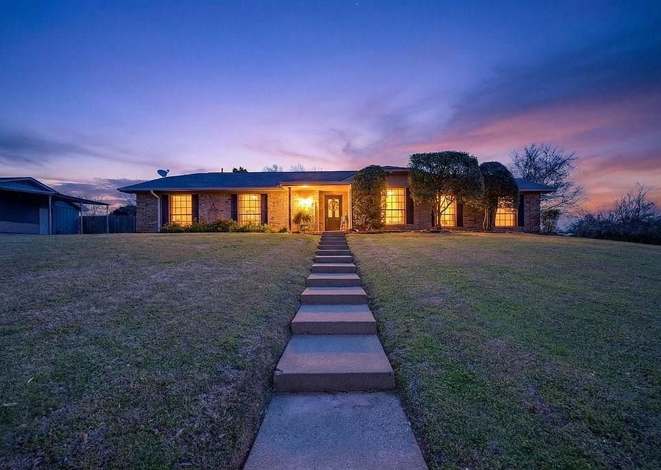 1st image of 209 Colonial Cir