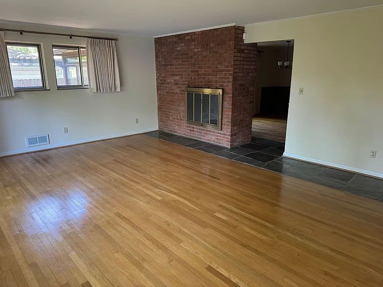 3134 Herrick Rd — Photo 4