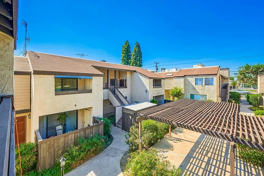 322 N San Antonio Ave — Photo 3