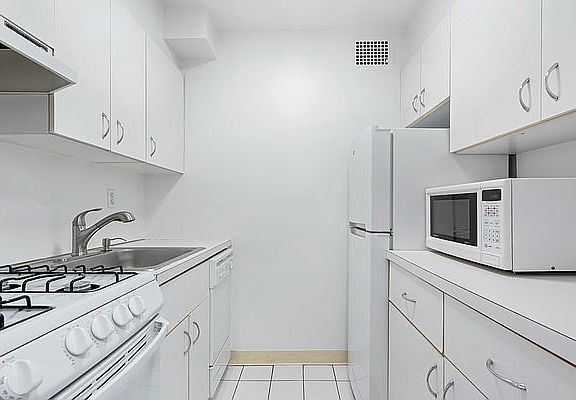 5th image of 155 E 34th St APT 11H