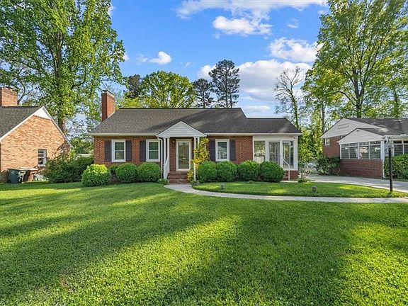 3rd image of 2211 Villa Dr