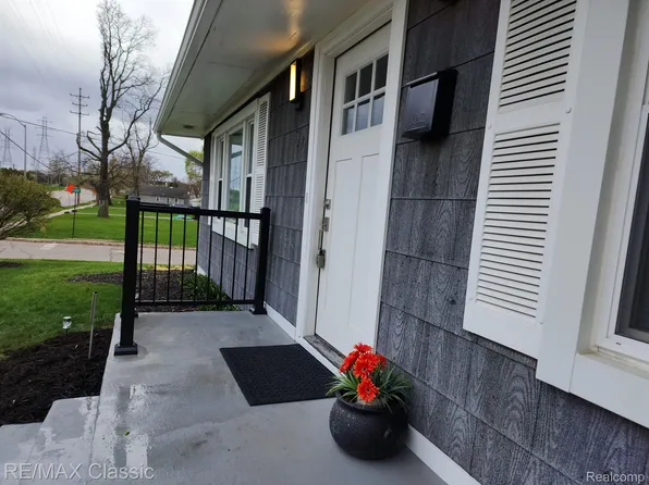 558 Martin Luther King Jr Blvd S, Pontiac, MI 48341