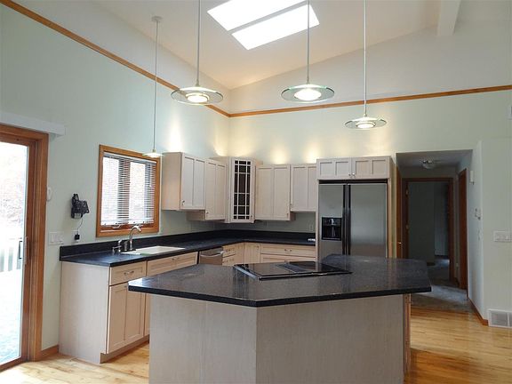 5th image of 1015 E Queens Way