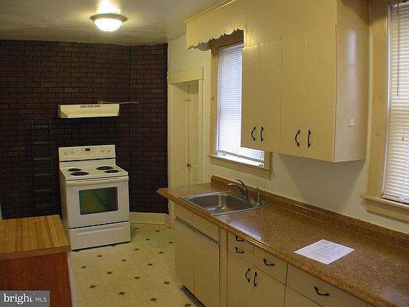 3rd image of 102 E Stewart Ave