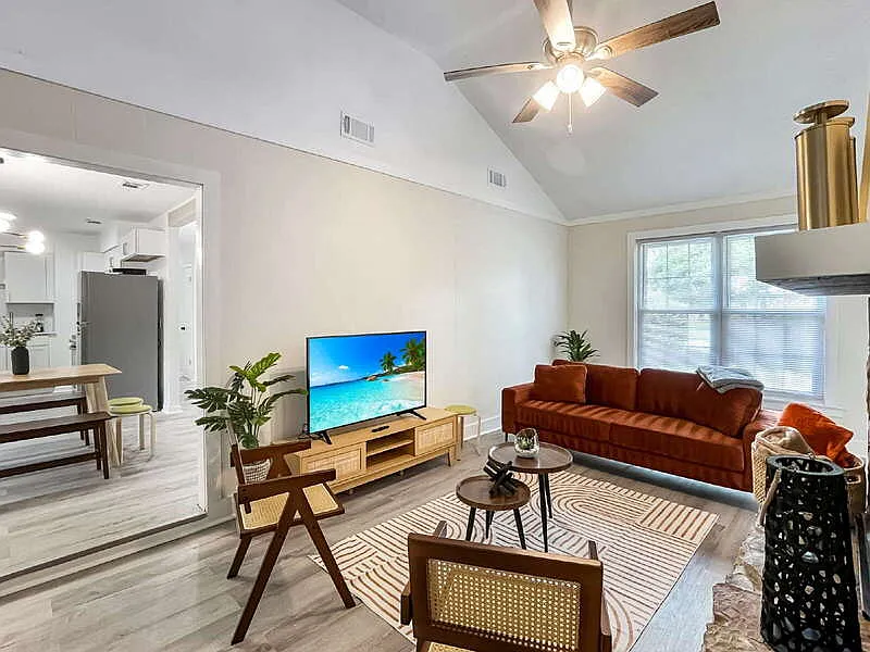 3 bed, 2.0 bath, 1545 sqft, $2,100 — Photo 4