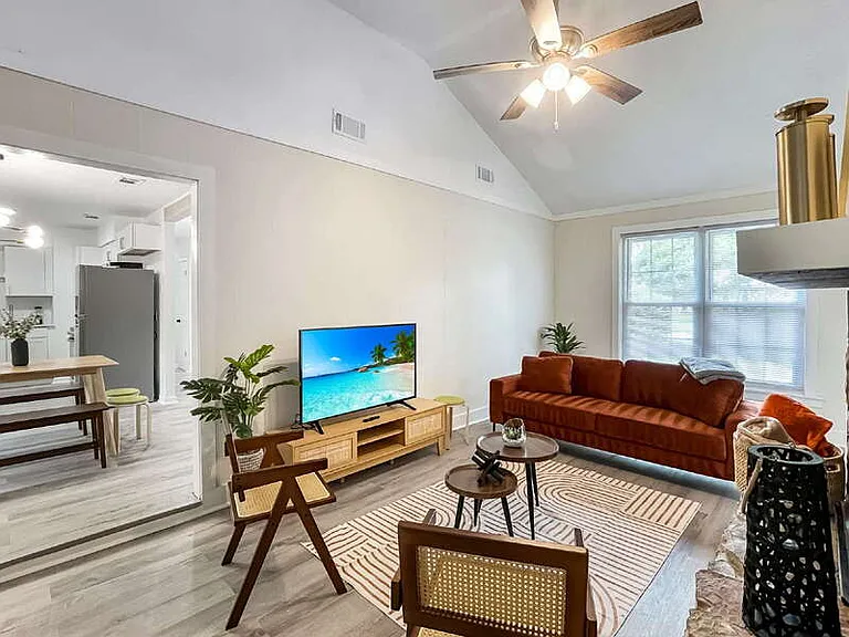 1224 Crawford Way — Photo 4
