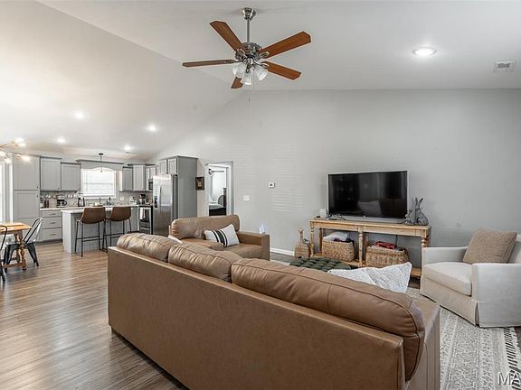 5th image of 230 Macintosh Ln