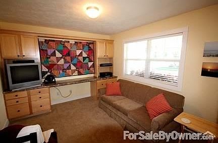 Office or 3rd bedroom
						:
						Office cabinetry and bookcase