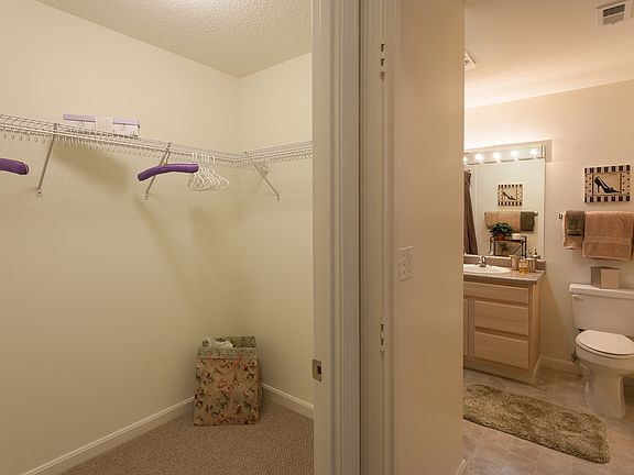 5th image of 836 Hilltop Dr