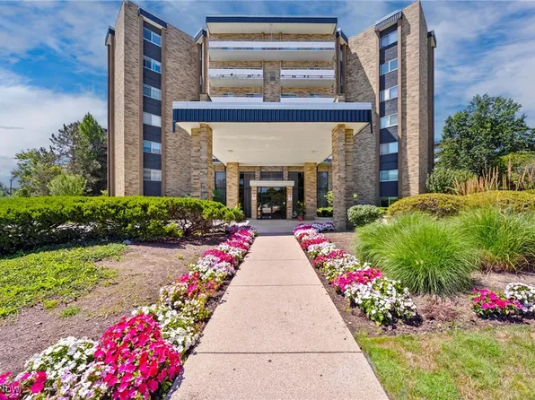 2202 Acacia Park Dr APT 2204, Lyndhurst, OH 44124