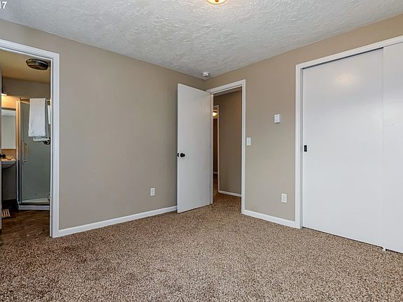 5th image of 1004 SE 145th Ct