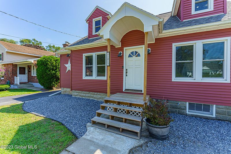 4th image of 1017 Vincent Avenue