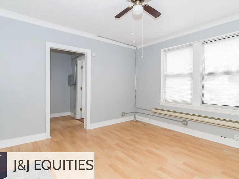 4735 Beacon — Photo 5