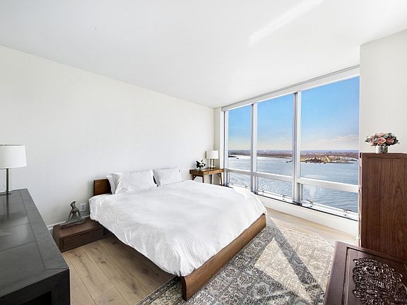 3rd image of 10 West St APT 28A