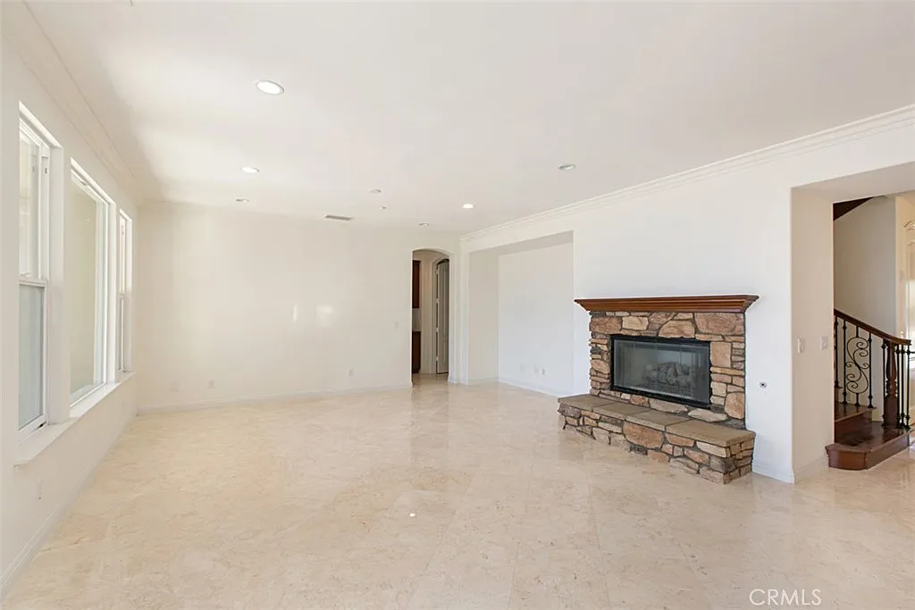 5 bed, 4.5 bath, 4458 sqft, $8,500 — Photo 4