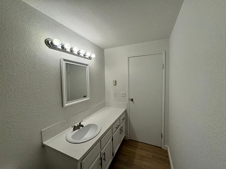 Stunning 2 Bed, 1 Bath w/ Laundry & AC in Lincoln Heights! — Photo 14