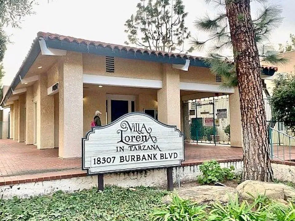 18307 Burbank Blvd