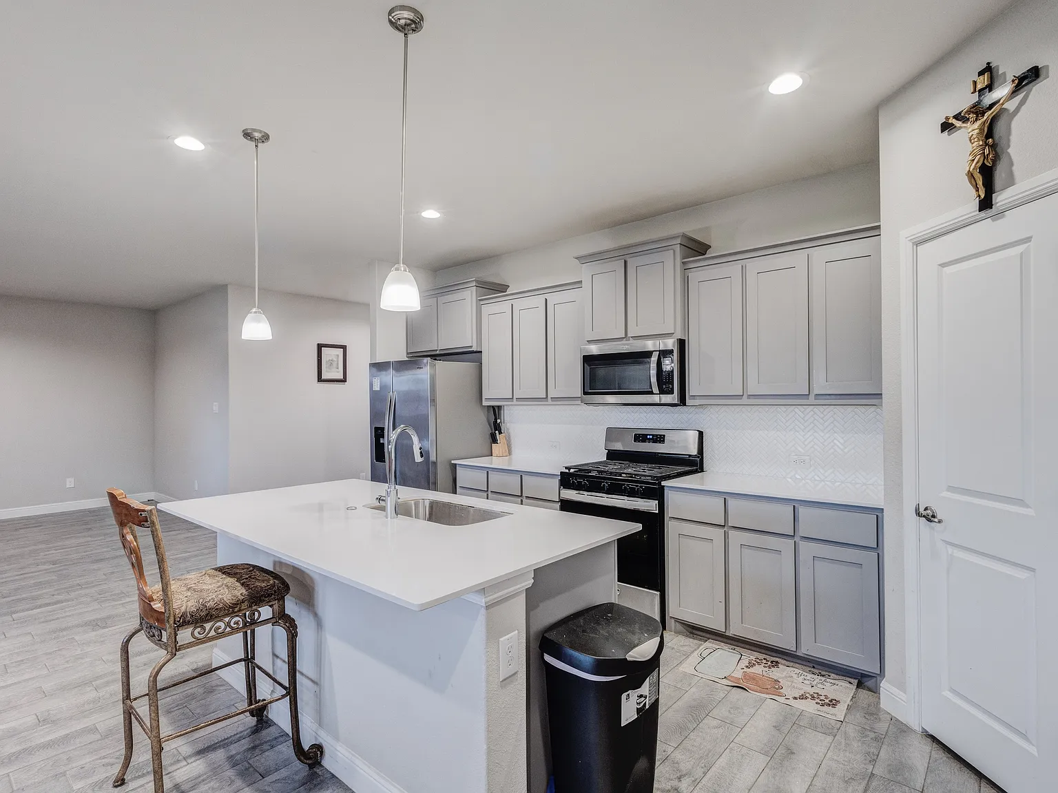 4 bed, 2115 sqft, $2,975 — Photo 3