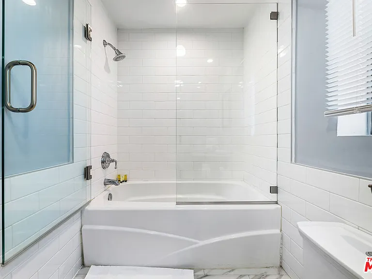 5215 Balboa Blvd #102 — Photo 5