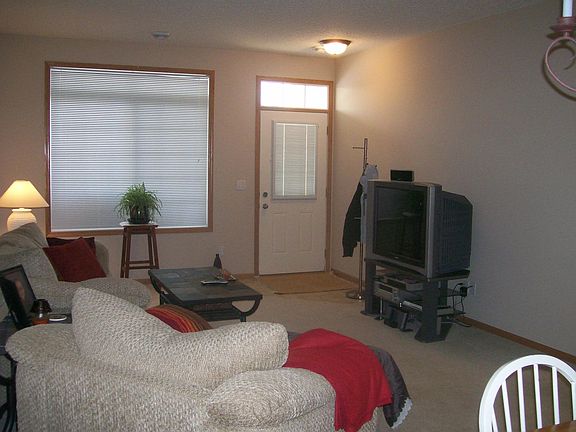 3rd image of 827 Willow Glen Ct