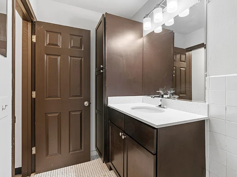 Lake Street Manor — Photo 34