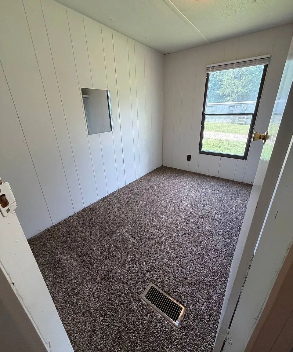 536 Abbott Road - 6 — Photo 4