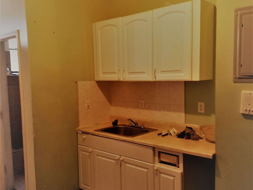 1st image of 388 Woodbine St APT 2R