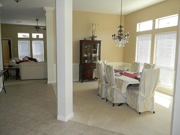 tile entry thru to the den & kitchen