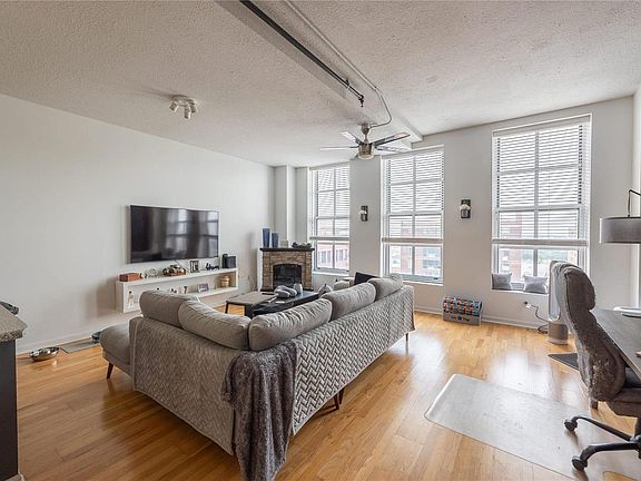 3rd image of 1501 Locust St APT 1001