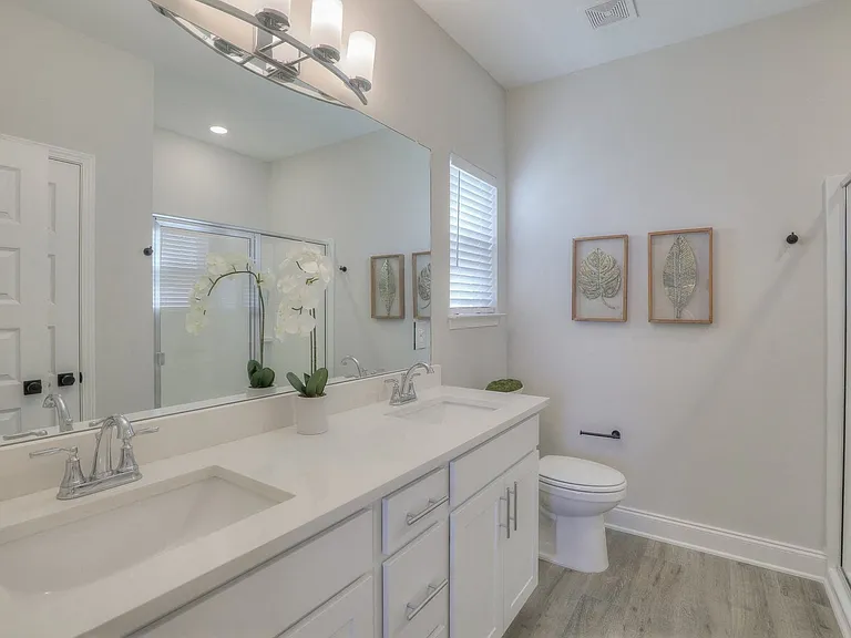 1104 Residences — Photo 12