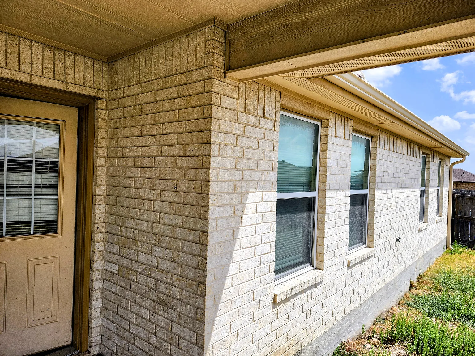 4 bed, 2320 sqft, $1,995 — Photo 3