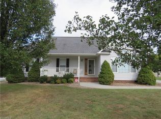 153 Charleston Ridge Dr, Mocksville, NC 27028