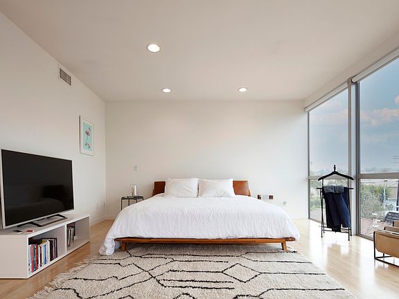 3rd image of 660 Rose Ave APT 3
