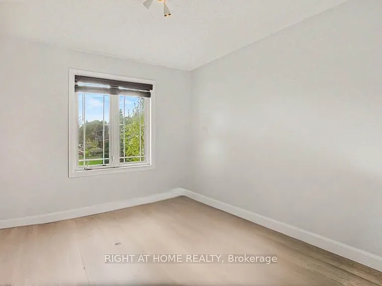 2064 Dunollie Cres — Photo 8