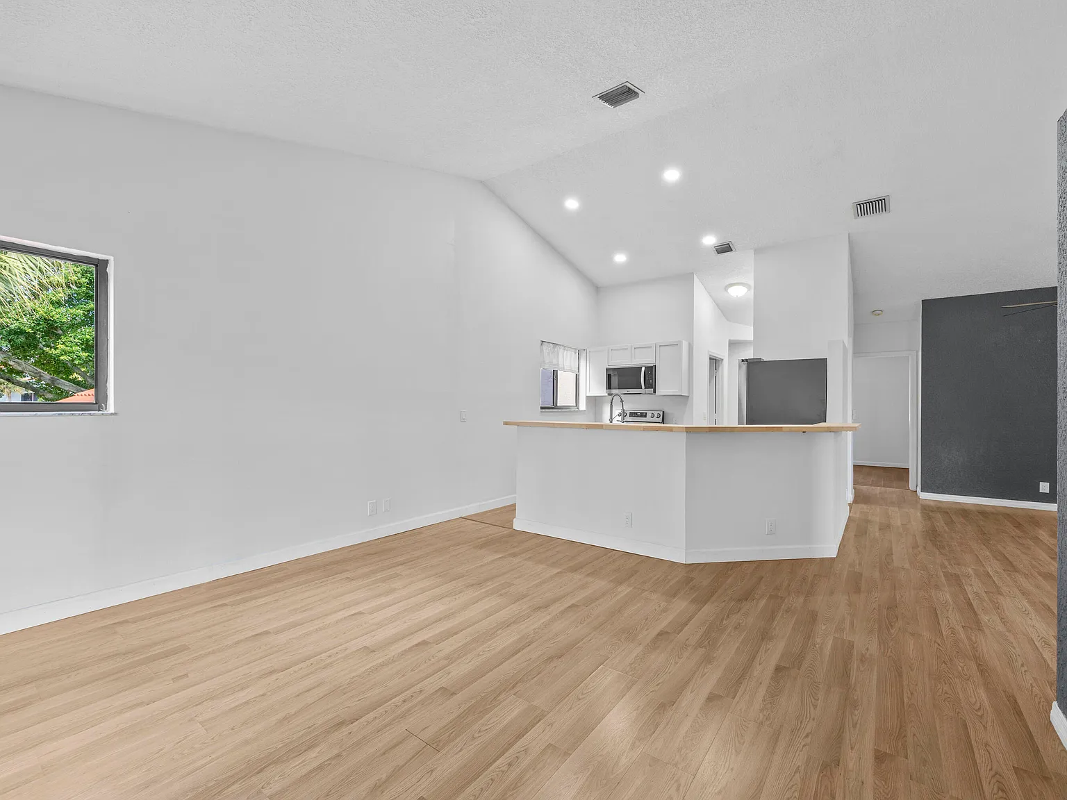 2 bed, 2.0 bath, 1054 sqft, $2,850 — Photo 4