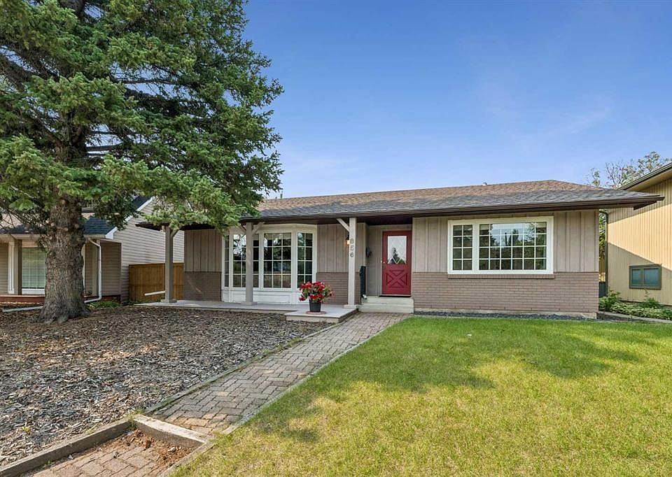 1st image of 856 NE Lake Twintree Cres SE