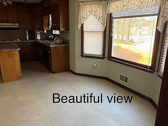4th image of 578 Lakeshore Dr