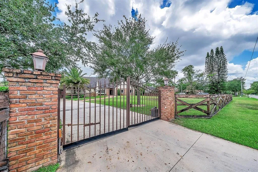 4 bed, 3.0 bath, 2882 sqft, $8,500 — Photo 2