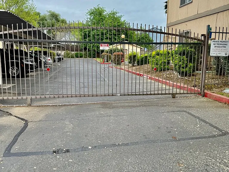 Hollister Apartment Complex — Photo 26