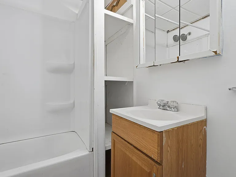 554 Buist St SW — Photo 9