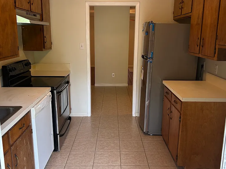 Big kitchen with lots of cabinets