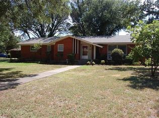 1206 Hilltop Dr, Cleburne, TX 76033
