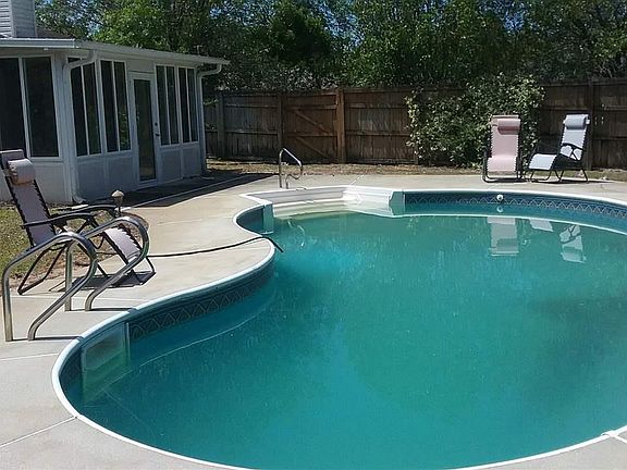 2nd image of 1072 Oak View Dr