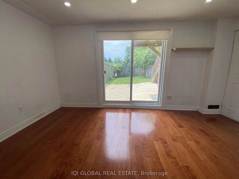 8 Bonello Cres — Photo 24