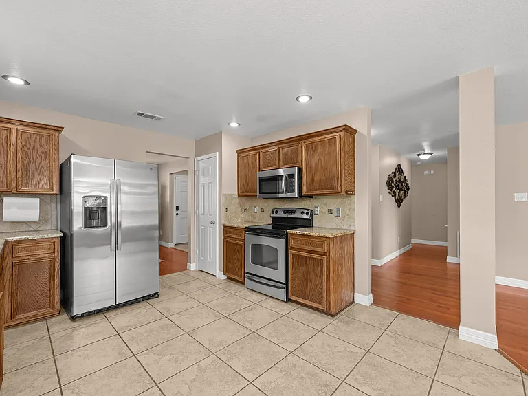 3903 Thunder Creek Dr — Photo 8