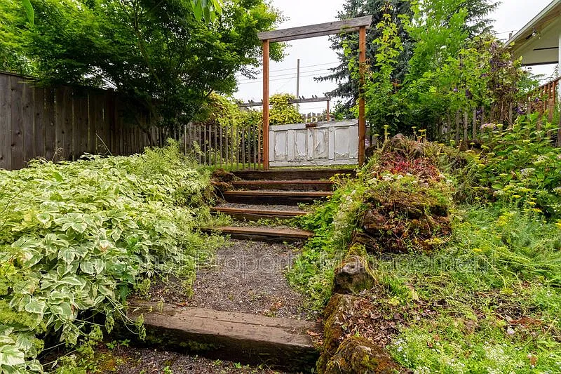 2 bed, 1.0 bath, 1264 sqft, $1,595 — Photo 2