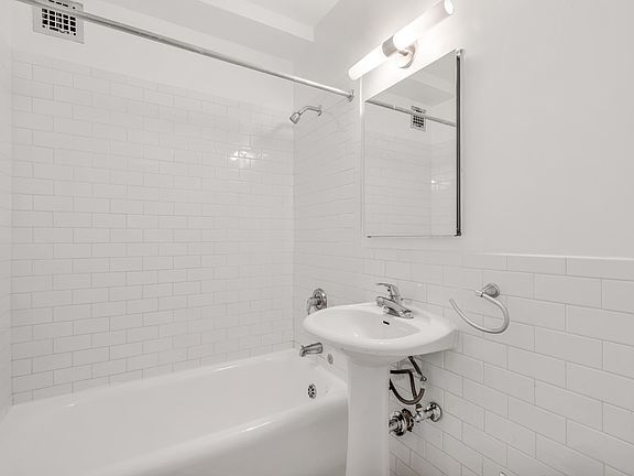 3rd image of 310 E 44th St APT 204